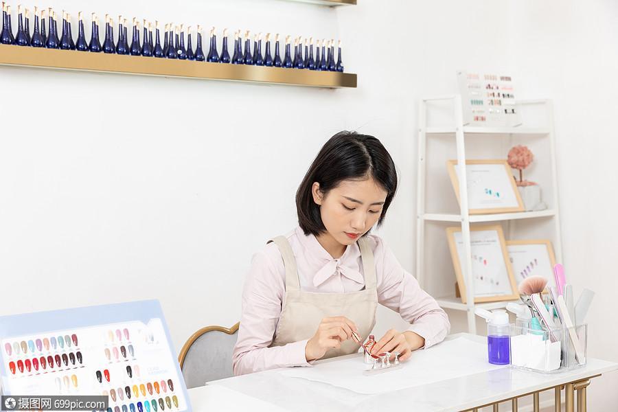 指尖上的尊嚴 青年女性美甲師的服務美學與職業堅守
