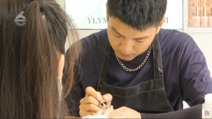 昆明一美甲店帥哥光著膀子為顧客服務?網友吵翻!店長回應